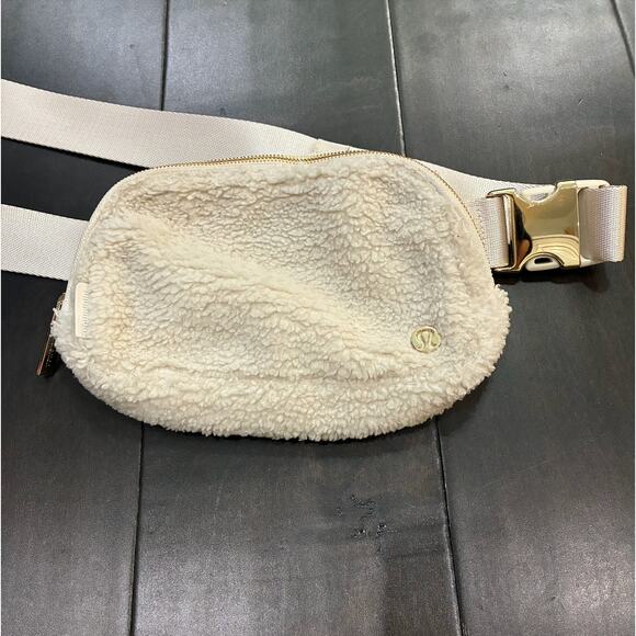 Lululemon Everywhere Belt Bag Fleece White Opal/Gold - Picture 1 of 3